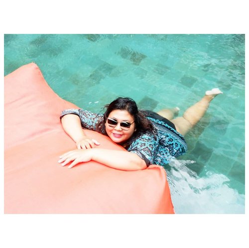 Dugong's life series: back to nature. 🧜

#vinaootd #vinapiknik
.
.
.
#bigsize #bigsizeootd #bigsizeindonesia #plussizefashion #plussizeindo #ootdindo #clozetteid #bali #ootdindo #outfit #outfitoftheday  #sunnydress #bikini #bikinibigsize #weekend #weekendvibes #hotelinbali #pool #bali