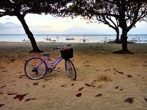 One fine day. ⛵

#vinadiaries
.
.
.
#sanurbeach #cycling #beach #sunset #potd #pictureoftheday #bluesky #sand #cycle #boat #evening #latepost #clozetteid