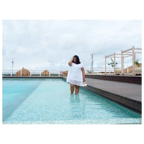 Instagram: *pegang rambut sambil senyum happy*Real life: Njir ini anginnya ngajak ribut. Sini ribut yok!!! #vinapiknik...#bigsize #bigsizeootd #bigsizeindonesia #plussizefashion #plussizeindo #ootdindo #clozetteid #bali #ootdindo #outfit #outfitoftheday #chic #balinese #smile  #hotelinbali #rooftop #whitedress #pool #swimmingpool #weekend #weekendvibes