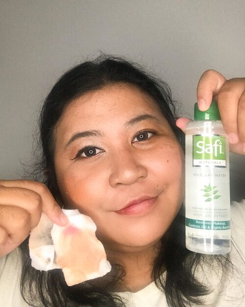 ✨SWIPE UNTUK LIHAT DETAIL ✨.Kelar kerja, ngapain teman - teman? Yak! Bersihin muka! Setelah beraktifitas seharian, baiknya kita membersihkan wajah dengan teknik double cleansing. Nah, untuk first cleanser , saat ini aku menggunakan @safiindonesia micellar water - produk terbaru mereka. ✨.Ada 4 varian untuk kulit berminyak & jerawat, sensitif, normal, dan kering. Dan tersedia dalam 2 ukuran: 100ml dan 200ml..Selama pemakaian, aku gak merasakan perih saat membersihkan area mata. Itu adalah concern-ku karena mataku cukup sensitif. Selain gak perih, micellar water ini mampu mengangkat eye make up natural dalam 1 kapas. Hemat banget. ❤️.Kalian gak usah khawatir kalau mau coba produknya karena produk ini Halal dan aman, dan tentu sudah teruji. Cus langsung ke Shopee-nya atau check out pas 10.10 nanti 👀👀👀.#halalnaturalteruji #safiindonesia .#halfacemakeup #cleansing .#selfie #makeup #makeupideas #makeuplife #makeuplook  #makeupobsessed #lotd #lipsoftheday  #bigsizebeauty #beautyinsize #plussizestyle #makeupvideo #makeupaddiction #makeupaddicted #makeuplover  #makeupinspiration #makeuptutorial #clozetteid #reallife .#brushbyvina