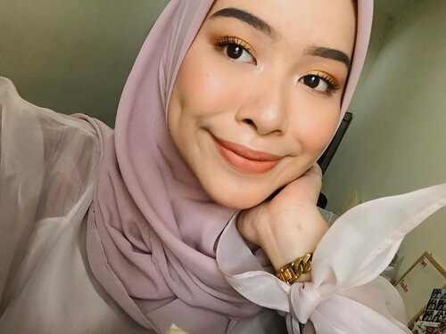 #NakedHoney game strong 🍯✨ •• Kemarin dateng ke berbagaimacam kawinan dari sore ampe malem kebanyakan pada salah fokus sama eye makeup ku 😂 padahal aku sengaja gak pake false lashes biar ga pada fokus di mata, tapi emang tone-nya @urbandecaycosmetics Naked Honey ini gak bisa bohong. Pigmented, intense, & long-lasting banget✨ ada yang udah coba juga? ☺️——Deets:• #innisfree Pore Blur Primer• @shuuemura Unlimited Foundation• @thekatvond Shade + Light Crème Contour Palette• @innisfreeindonesia Pore Blur Powder• @cliniqueindonesia Cheek Pop Blush On• @toofaced Chocolate Soleil Bronzer• @anastasiabeverlyhills Sun Dipped Glow Highlighter• @urbandecaycosmetics Brow Blade• #UrbanDecay Naked Honey• @getthelookid Lash Paradise• @beautyboxind Urban Fix Eyeliner• @diormakeup Lip Tattoo 251• #UrbanDecay All Nighter Setting Spray——#ClozetteID #UDIndonesia #InnisfreeIndonesia #CliniqueIndonesia #ShuuemuraID