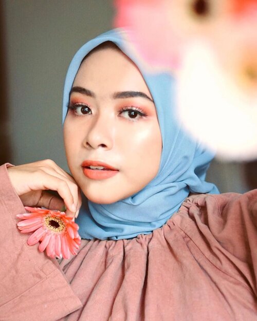 Kemarin habis cobain @shuuemura Unlimited Glow lagi seharian (padahal gak kemana-mana) & hasilnya bikin aku jatuh cinta banget 🙂 formulanya ringan, easy to blend, & dewy finishnya NGGA NANGGUNG-NANGGUNG HUHU. Kalo sebelumnya aku pernah share pengalaman pake produk ini tanpa di set, kali ini aku set pake loose powder dan surprisingly efek glowingnya nggak berkurang sama sekali. Malah aku ternyata lebih suka hasil yang di set. ——Di gabungin sama @annastasiabeverlyhills Sun Dipped Glow Kit bener-bener bikin looknya kelihatan bersinar wkwkwk! Hasil pemakaiannya cukup longlasting tapi ngga berat sama sekali, kayak 2nd skin gitu kali ya. Foundation ini akan jadi salah satu foundation favorit aku di 2020 (bersandingan dengan sodaranya sendiri si Unlimited yang lama, lol) #ShuuemuraID #Shuuemura #UnlimitedGlow #ClozetteID