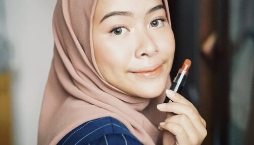 Pertama kali nyobain lipstick dari @moodmatcherindonesia ❤❤❤ punya aku yang warnanya brown. Hasilnya tahan seharian dan ringan banget meskipun udah makan yang berminyak. Aku paling suka pakai ini dibagian tengah untuk memberikan efek ombre lips❤__#ClozetteID #fazkyazalickareview