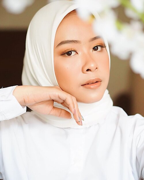 @urbandecaycosmetics #UDIndonesia all over my face 😍✨ —  pertama kali kenal UD itu, eyeshadownya. Beli Naked 2 pas baru mau masuk kuliah &&&& jadi keterusan beli seri-seri lainnya karena emang sebagus itu!Deets:— Stay Naked Weightless Liquid Foundation— Stay Naked The Fix Powder Foundation— Naked Flushed— Naked Honey Eyeshadow Palette— Perversion Mascara— Perversion Waterproof Liquid Eyeliner— Brow Blade: Ink Stain + Waterproof Pencil— Vice Lipstick (Liar)🤍🤍🤍🤍 #ClozetteID