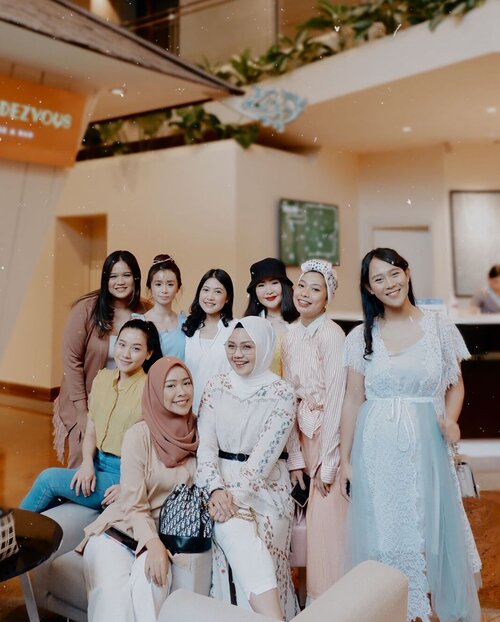 Happy banget tiap bisa ketemu lagi sama mereka 🤍 karena bakal ada cerita seru & hal-hal baru yang bisa kita sharing satu sama lain. Banyak yang bilang “ih enak banget ya jadi mereka, kerjaannya cuma foto-foto aja, hangout-hangout aja” padahal kebanyakan dari kita selain jadi content creator juga bekerja mon-fri atau bahkan ngejalanin bisnis sendiri. Gak mudah lho untuk multi-tasking kayak gitu. Karena jadi seorang content creator itu harus mikirin banget apa yang bisa kita share supaya bisa diterima dan nggak asal bikin aja. Belum lagi yang udah jadi Ibu, makin banyak lagi kan yang harus dikerjakan? Women empowerment-nya berasa banget ya? 😂😂😂 seneng banget dikelilingin sama positive vibes yang kayak gini———Btw, kalo mau rasain lebih yang namanya women empowerment, jangan lupa nonton film Little Women (@sonypicturesid) yang udah tayang februari 2020 ini di bioskop yaa! Inspiratif banget ✨ #LittleWomenMovieID #ClozetteID @clozetteid