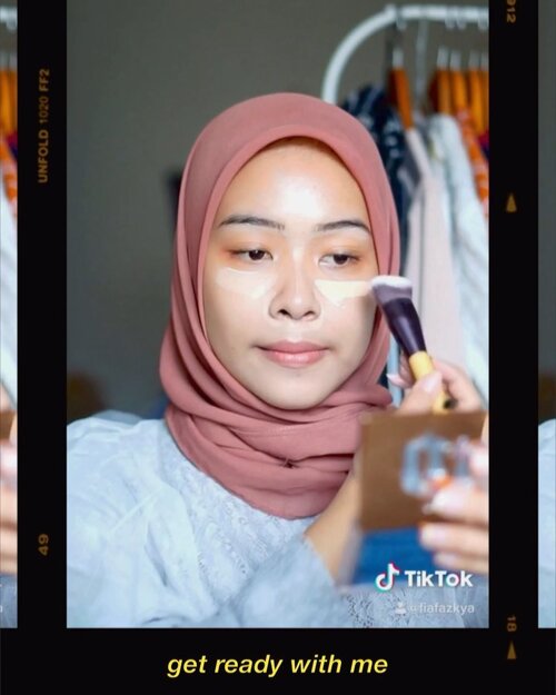 Kalo aja #GRWM bisa sekilat ini, kalo ada event atau kawinan pasti happy bgt hahaha! Ada beberapa produk baru disini 😍✨———- @pixycosmetics PIXY Make It Glow Beauty Skin Primer- #SelfBeauty SELF BEAUTY Glam Up Concealer (beli di @hicharis_official aku ya! link ada di bio)- @innisfreeindonesia x @mentos No Sebum Mineral Powder Cherry- #UDIndonesia Stay Naked Threesome Blush, Bronzer, & Highlighter Palette- @anastasiabeverlyhills Dipbrow Pomade- #Innisfree 2020 Jeju Color Picker Cherry Blossom Eyeshadow Palette- @urbandecaycosmetics Perversion Waterproof Fine-Point Eyeliner Pen- @artisanpro (aku lupa seri apa 😭)- @diormakeup Lip Tattoo 451———#TikTok #fyp #ClozetteID