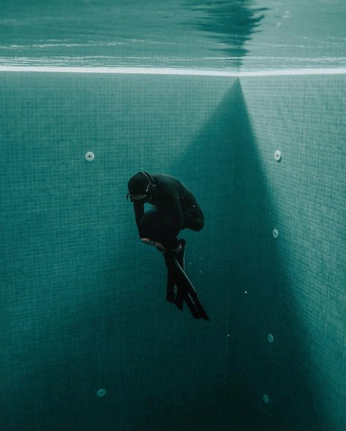 “With age comes responsibility, and with responsibility comes an acceptance of uncertainty, especially as each of us moves blindly through the darkness of adulthood.” —Note to Self••••📷 @ichankardus#freediving #freediver #freedivingindonesia #girlsthatfreedive #freediverindonesia #apnea #AIDA #onebreath #freedive #ClozetteID #NIKEID #NIKEWOMEN