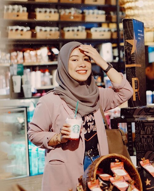 Sebelum kembali ke hari senin, enaknya ke @starbucksindonesia buat beli limited edition mereka yang Pink Drinks 😋 favoritku yang rasa #SakuraYoguberryFrappucino!——Btw, dengan membeli Pink Drinks, kamu juga sudah ikut berdonasi ke yayasan @lovepinkindonesia lho! Asik banget kan? Nyobain minuman limited edition sekaligus berdonasi❤️ xx! Jangan lupa juga kalau, @clozetteid lagi bagi-bagi voucher Sbux senilai Rp. 2.000.000 yang infonya bisa kamu liat di posting-an aku sebelum ini 😘 GOOD LUUUUCK! #ClozetteID #SbuxCupsOfCourage #SbuxCupOfStories #ClozetteIDxStarbucks