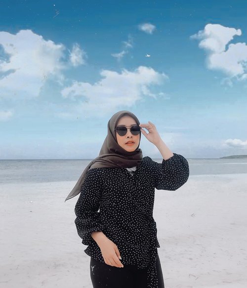 Impromptu vacay! 🌴 Salty! Salty! 🐚🐚🐚 — top from @hijabchic ❤️ #ClozetteID