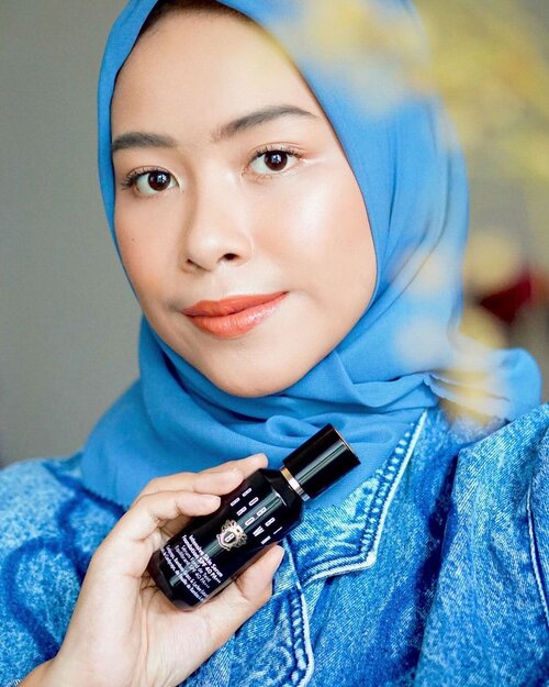 Makeup yang flawless & minimalis adalah look yang paling aku suka. Aku lebih suka bereksperimen dengan complexion daripada eye makeup seperti eyeshadow ataupun eyeliner. Setelah sekian lama, akhirnya aku nyobain juga nih Bobbi Brown Intensive Skin Serum Foundation SPF 40 PA+++ yang udah jadi holy grail banyak orang. Menurutku foundation ini ringan sekali dan rasanya kayak abis aplikasiin skincare aja gitu di wajah. Tekstur dari foundation ini easy to blend dan gampang nyatu di kulit. Aku lebih suka aplikasiin foundation ini dengan jari atau tap-tap dengan sponge basah dari @aerisbeaute 💫 auto-flawless!——Oh iya, aku juga lagi obsessed sama glossy finish lip cream. Disini aku pakai Bobbi Brown yang Crushed Lip Color yang shade Juicy Date. Cakep banget! #ClozetteID