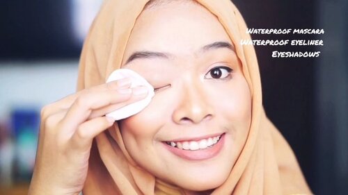 Semenjak udah nggak berani eyelash extension, aku balik lagi jadi pengguna setia eyeliner & maskara. Nasib punya bentuk mata yang ‘ngantuk’ sih😁😁😁 makanya aku sekarang lumayan pilih-pilih lagi sama eye care dan make up remover yang cocok sama kebutuhanku. Sampai akhirnya aku ketemu sama produk yang all in one. Garnier Micellar Oil! Micellar water ini udah jadi favoritku sebulan kebelakang ini. Cara pakainya juga gampang, • pertama-tama kita harus mengocoknya terlebih dahulu agar oil dan micellar waternya tercampur lalu aplikasikan ke kapas sebagai perantara ke wajah. Jangan gunakan tissue ya!• Next, bersihkan area wajah, mata, dan bibir tanpa perlu dibilas.Selesai deh! Untuk pemakaian setengah wajah, aku hanya membutuhkan 2 kapas untuk wajah, mata dan bibir. Padahal biasanya kalau pakai pembersih biasa + waterproof remover yang berbeda baru untuk sebelah wajah aja aku bisa habis 4-6 kapas. Jadi hemat & mempersingkat cleansing deh😆 Garnier Micellar Oil ini juga udah mudah untuk didapetin! Karena udah tersedia di gerai-gerai toko terdekat, sesuai kebutuhan kamu dengan harga Rp. 39.000 (125ml) & Rp. 95.000 (400ml). Ada juga promo diskon setiap pembelian Rp. 100.000,- produk Garnier via LAZADA dengan menginput kode “MICELLAR10” sebelum check out :) ada yang udah coba jugaaaa? @dessydiniyanti @yossisibarani10 @vitriemaulani @rimasuwarjono @revykk19____#1LangkahBersih @garnierindonesia