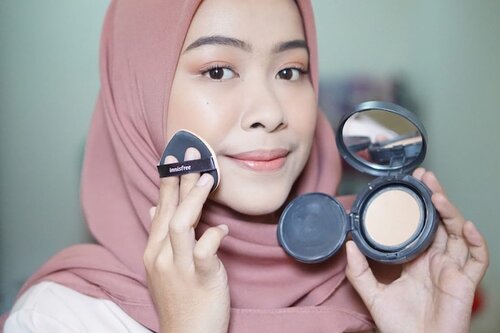 Udah beberapa minggu ini aku lagi suka banget pakai @innisfreeindonesia Light Fit Cushion buat jadi complexion sehari-hari ✨ Gak perlu pakai concealer lagi, gak perlu pakai setting powder lagi, hasilnya langsung udah ok dan natural bgt! Claim-nya sih semi matte, tapi menurut aku tetep agak dewy kok jadi cocok dikulitku yang kering ini. Aku udah test pakai selama 10 jam, dan surprisingly hasilnya masih bagus dan smile line aku juga belum kelihatan 😋😋😋 aku pakai shade N27 nih, dan menurut aku ini kulit Asia banget! Mereka punya 3 pilihan: cold, neutral, dan warm jadi bisa kalian pilih yang paling pas dengan kebutuhan kaliaaan. Produk ini udah bisa kalian dapetin langsung di storenya Innisfree Indonesia yaa 🤍🤍🤍——#InnisfreeIndonesia #Innifriends #clozetteID