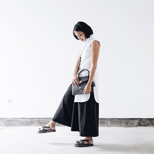 #ootd #wiw #wiwt #ootindo #monochrome #tapfordetails 
#happysunday all!