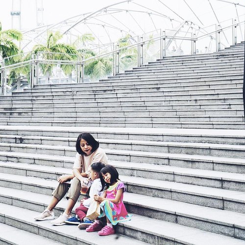 #mommyduties never end .
.
.
.
.
#singapore #familytrip #yearendtrip #kids
