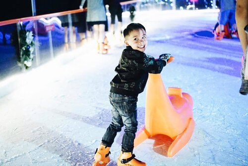 #firsttimer ice skater
.
.
Walaupun jatuh berkali2 dan bikin ibunya senewen karena masuk ke ice ring sendirian, tapi anaknya girang banget. Ya udah yang penting seneng ya Zav!
.
.
.
.
.
#liburansekolah #sayanganak #yearendtrip #family #instakids