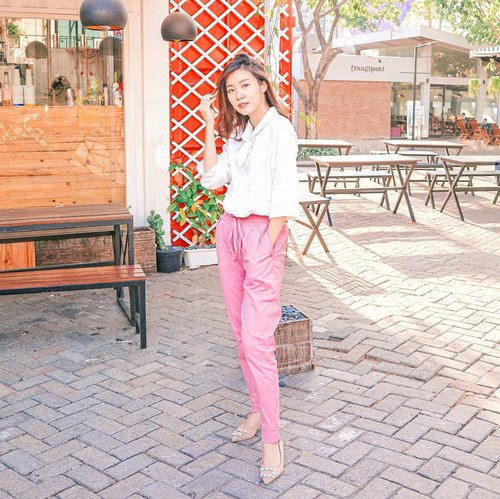 Life is too short to wear boring pants ☺️
Be colorful with @celana.hitz .
.
.
.
#projectcollabswithangelias #clozetteid #styleinspiration #styleblogger #bloggerstyle #ootdindo #fashionlookbook #dailywear