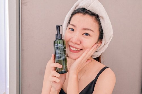 Been using this @purito_official From Green Cleansing Oil for 4 months now. I love how delicate this cleansing oil, wash away impurities: dirts, makeup, and (my fav part) sunscreen!It hydrates my skin too!With 6 natural nutritive oils, EWG green level ingredients, this @purito_official From Green Cleansing Oil become my fav daily wash off cleanser! 🍃🍃Thank you @fishmeatdie and @purito_official 💚💚...#skincarereview #indobeautygram #cleansingoil #purito #clozetteid #sbybeautyblogger #beautybloggersurabaya #projectcollabswithangelias #kbeauty #healthyskin