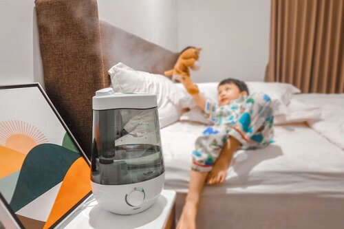 Pada masa sekarang ini, udara bersih yang bebas dihirup seperti privilege karena sekarang harus selalu menggunakan masker. Udara di rumah jadi area paling nyaman. Ditambah lagi dengan @drbrownsindo Ultrasonic Cool Mist Humidifier yang selain bisa melembabkan udara juga bisa menangkap partikel debu, mengurangi iritasi nafas dan alergi yang disebabkan debu maupun virus.Suaranya yang super hening, kapasitas tanki 3.8L, dan dapat menyala 30 jam bikin humidifier satu ini mencuri hatiku :) Dan yang pasti manfaatnya juga terasa.I’ve post my review too on blog: www.angelworlds.wordpress.com atau link tersedia di profile. This humidifier is a good useful tool for your house / office. Read first and thank me later :)....#sharingmommydarren #projectcollabswithangelias #drbrownsindo #drbrownshumidifier #humidifier #parenthood #clozetteid