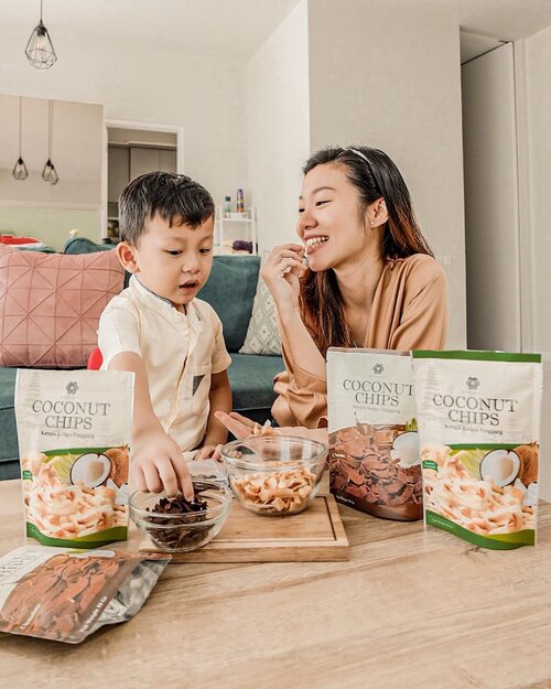 This is how we spend our quality time, chit chatting while munching coconut chips from @cocochips.merubali 🥥Dibuat dengan bahan alami, NO MSG, no preservative, bebas kolestrol, tidak digoreng, Coconut Chips dari @cocochips.merubali ini jadi pilihan sehat buat ngemil. Only IDR 12.500, dapat dibeli disemua Indomaret Bali dan lapak online seperti Shopee dan Tokopedia.Darren and me, like it so much. How about you? 😊...#projectcollabswithangelias #ngemilenakngemilsehat  #coconutchips #ngemilsehat #merubali #clozetteid #lifestyleblogger #healthysnack