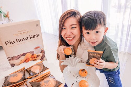 Santai sore dengan @pia.rasakuno ❤️ Get 10% OFF with my code: AngeliaSamodro10% 

Apa si yang spesial dari Pia ini? Pia Rasa Kuno by Ayam Bakar Primarasa dibuat dengan resep turun temurun, tanpa bahan pengawet, selalu fresh setiap hari, premium ingredients dan Halal.
Pia satu ini tersedia dalam pilihan rasa:
- kacang hijau
- coklat
- keju
Paling fav buat aku karena tiap piece nya dikemas sendiri2 jadi kalau dibawa pergi enak praktis. Cocok banget ni buat persediaan snack di rumah, juga buat oleh-oleh Surabaya 😊

Rasanya enak , aku suka semua 🥰 tapi paling fav aku yang coklat, kalo kamu?
.
.
.
#piarasakuno #ayambakarprimarasa #projectcollabswithangelias #primarasasurabaya #clozetteid #wenaktok #kulinersurabaya #oleholehsurabaya #foodblogger #lifestyleblogger