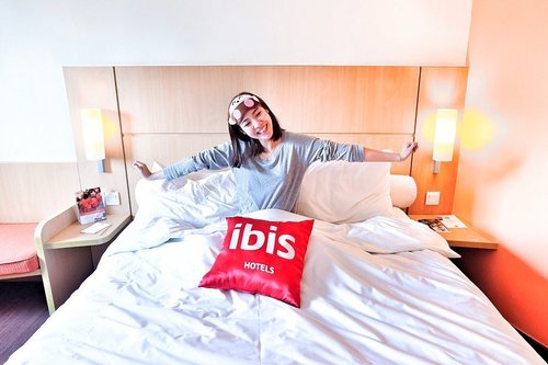 Rise and shine! Feeling energized after a sound quality sleep at @ibissurabayacitycenter .
.
.
@ibissurabayacitycenter  is a business hotel located strategically in the center of Surabaya. 
I love the spacious room and full amenities inside. Even more in love as @ibissurabayacitycenter also provides bolster!! ❤️ Excellent for my quality sleep!
.
.
.
#projectcollabswithangelias #staycationwithangelias #hotelreviewer #hotelreviewblogger #travelblogger #clozetteid #hotelblogger #travelblogger #hotelreview #reviewhotelindonesia #hotelreviewerindonesia #staycation