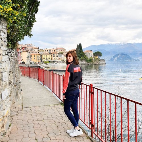 Varenna, a small old town perfect to unwind from hectic life. surround by the lake and outview the mountains, with beautiful alleyways everywhere. Glad to visit the town tho only for few hours .
.
.
#angellittleadventure #verannaitaly #veranna #wheninitaly #instaplace #instatravel #instatravelling #travelgram #clozetteid #lookbook #fashionlookbook #lifestyleblogger #travelblogger #hypebeauty #hypebeaststyle
