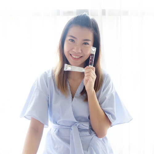 So happy to get @skinaz.indonesia clear lip gloss & lip tattoo 😍Swipe left for the application.What i love about the lipgloss:✔️Moist✔️Long lasting protection✔️Safe ingredientsWhat i love about the lip tattoo:✔️Natural color✔️Long lasting✔️No transfer✔️Moist✔️Safe ingredients✔️Easy to peel..Do you wish to try @skinaz.indonesia products? Don't forget to join the GIVEAWAY on their instagram page ❤️..#endorsementid #endorsementindo #endorsementindonesia #endorseolshop #endorsesurabaya #angelschoice #potd #lotd #clozetteid #beautyblogger #beautygram #skinaz #liptattoo