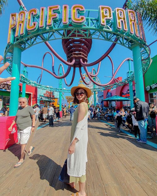 Missin’ a day like this.... 🎢 Santa Monica, California
-
Abaikan segala kebocoran di dalam foto, lelah mengedit 🤣🤣
.
.
.
#angellittleadventure #instatravel #instatravelling #beachday #travelgram #instaplace #potd #lotd #ootd #styleinspiration #styleblogger #bloggerstyle #stylexstyle #photoinspiration #california #santamonica #santamonicapier #clozetteid #fashionlookbook #lookbook #lookbookindonesia #ootdindo #styleinspo