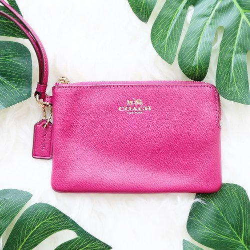 Where your favourite place to shop reward you with a cool pouch 💕 
Check @ladiespickcouture @ladiespickcouture_ready for your outfit curator, who knows you are the one who get the reward next time!
.
.
#coach #potd #lotd #pouch #coachpouch #clozetteid #bagoftheday