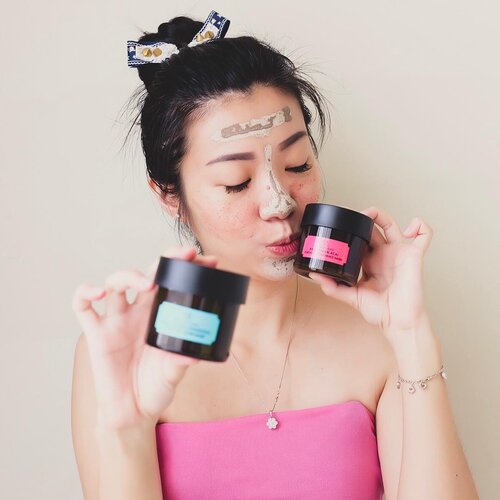 Udah ada yang cobain masker terbaru @thebodyshopindo ?On frame: Himalayan Charcoal Purifying Glow Mask and Amazinian Acai Energising Radiance Mask_Ini adalah dua dari beberapa masker #multimasking dari Body Shop.Kenapa multi masking? Karena kita bisa mix and match masker di apply sesuai kebutuhan masing-masing area kulit kita._• #HimalayanCharcoal berfungsi untuk detoksifikasi dan menyerap minyak berlebih. That’s why aku aplikasikan di T-zone aku yang emang berminyak.• #AmazonianAcai memberikan kesegaran dan mencerahkan wajah.Aku apply di area cheeks biar seger dan cerah._Dari pemakaian 2 masker ini, aku ngerasa kulit aku seger dan cerah. Selama pemakaian ada cooling sensation yang enak. Setelah dibilas, wajah juga terasa lebih kencang.Ayo cobain juga. #DaretoMask #Vegetarian...#beautybloggerindo #indonesianblogger #projectcollabswithangelias  #influencersurabaya #surabayainfluencer #bloggersurabaya #surabayablogger #lifestyle #skincare #beauty #clozetteid #bodyshopindo #bodyshop #makegirlz