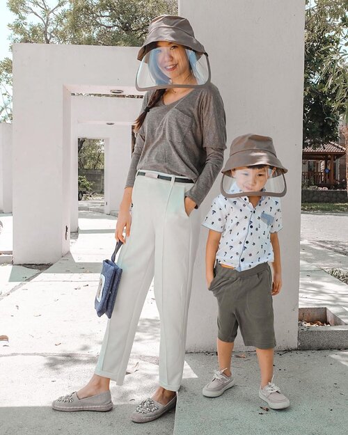 All you need to have this season: Matchy matchy detachable Hat Shield with my boy - multipurpose pouch - and sunshine branch from @lepetite.sunshine 
-
Hat shield nya ada pilihan warna, ada size buat anak dan dewasa, dan paling top ini bahannya super tebel kokoh tapi ngga panas, lebih clear dibanding mika yang lain

Pouchnya serba guna ada banyak sekat di dalam, ada tempat untuk both dry and wet tissues. Dan buat masa ini, aku suka banget buat nyimpen masker didalam pouch biar tetep bersih.

Sunshine branch ini bisa bantu untuk menekan tombol2 di tempat umum seperti lift, ATM, untuk buka handle pintu, bisa untuk membawa belanjaan juga. Yang paling penting ini bisa ditarik panjang banget jadi ngga perlu dilepas pasang dari tas kita.

You can find all the items at @lepetite.sunshine 
.
.
.
#stylexstyle #styleblogger #styleinspo #styleinspiration #clozetteid #projectcollabswithangelias #ootd #lookbook #fashionlookbook