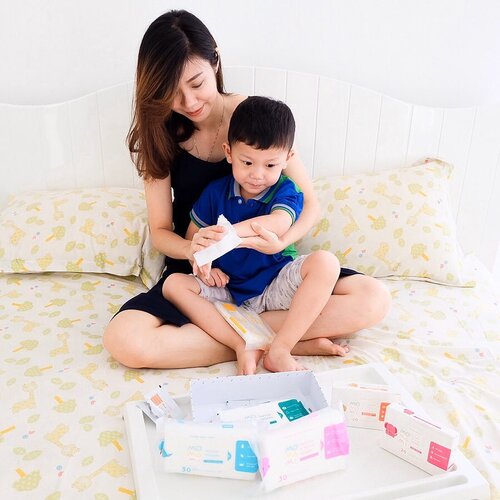 Tissue basah adalah salah satu barang yang wajib banget ada di tas aku. Sekarang ada @momami.id , tissue basah yang ada banyak jenisnya sesuai kebutuhan spesifik.

Ada yang untuk:
• Tooth & Gum wipe: ini favorit aku. Tiap Darren abis makan sweets dan blm gosok gigi, bisa di wipe pake ini dulu.
• Bottle & Nipple wipe: kalo teether jatuh, bersihin botol bisa pake ini. Kalo aku pake buat clean up sendok dan piring di tempat umum. Aman ya food grade
• Citrapella wipe: ini tissue basah yang cocok utk outdoor karena ada citrapella dan lavendernya jadi bisa untuk perlindungan dari nyamuk. Pengalaman aku untuk lebih tahan lamanya jangan lupa tetep dikasi sticker repellent atau lotion juga :)
• Purified water & Antibacterial wipes: nah ini yang aku pake buat bersihin kulit Darren. Lembut dan aman untuk kulit even baby.
Jadi kalau ada kotor2 atau mungkin abis ganti diaper bisa dibantu pake wipes yang jenis ini.

Selain manfaatnya yang sesuai kebutuhan spesifik, tissue ini juga lembut. Jadi udah sependapat sama aku kan kalo perlu sediakan ini di tas kita? ☺️ apapun kondisinya, @momami.id ready to rescue the day! ☺️
.
.
.
#projectcollabswithangelias #clozetteid #motherhood #wettissue #momami #kidsblogger #mommyblogger #lifestyleblogger #tissuebasah