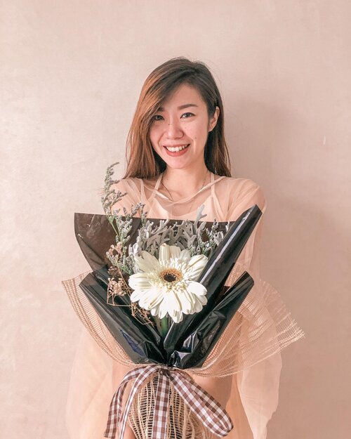 Wherever life plants you, bloom with grace.
My flowers bouquet from @kansha.sby 💐
.
.
.
#projectcollabswithangelias #styleblogger #styleinspiration #clozetteid #mothersday #bloggersurabaya #handbouquet #bungasurabaya