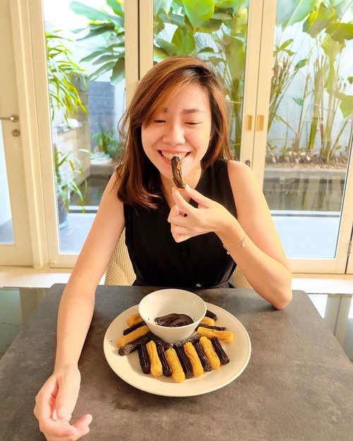 Snack time anyone? Enjoying my @queen.churros Original and Oreo flavors. the churros is easy to cook (swipe to watch) and taste good! Just like the one that you can find at shopping mall.
However, the cinnamon taste a bit light. For someone who doesnt like cinnamon - like me, it’s very acceptable. But for cinnamon lovers, i guess you need to sprinkle more powder or add extra on your own.
Enjoy the rest of your day!
.
.
.
#projectcollabswithangelias #churros #clozetteid #foodsgram #afternoonsnack #frozenfood #frozenchurros #dailysnacks #foodporn #foodgasm #instafood #frozenfoodhalal