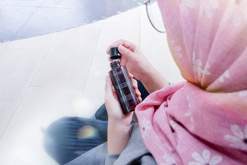 Toner AHA BHA PHA dengan kearifan lokal dari @avoskinbeauty 😍 super excited waktu produk ini launch dan bisa cobain. Overall produk ini works well on me meskipun diantara minggu pertama dan kedua ada beberapa jerawat yang muncul karena AHA, tapi bisa ditangani dengan oke sama si toner ini. Review lengkap, cara pakai dan berbagai hal lainnya bisa dibaca di blog. Udah tayang kok #avoskin #asianskincare #abskincare #exfoliatingtoner #clozetteid ___________ Difotoin sama super faithful #instagramboyfriend yang udah ngerti mana cewek pakai make up apa aja di mukanya @yogiafroza