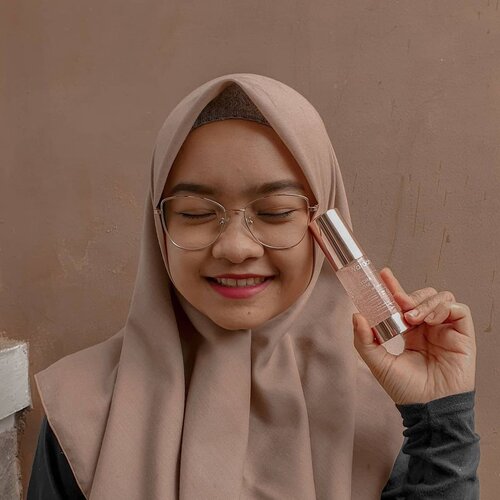 My new fav skincare from @wardahbeauty. Kemasannya rosegold dan cantik ditata di meja rias 🌸 selama pakai serangkaian produk ini, paling suka sama si gel serumnya karena selain aromanya relaxing, di juga bikin kulit adem dan lembab terus #WardahRiseWithRose #WardahHydraRose #Clozetteid #WardahXClozetteIdReview