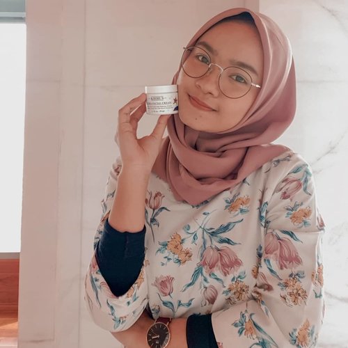 Just posted my short review about @kiehlsid Ultra Facial Cream Holiday Edition 🥰 super lightweight and did a great job at keeping my skin stay moisturized #Clozetteid #Kiehlsid #KiehlsHoliday #ClozetteidReview #ClozetteidxKiehls