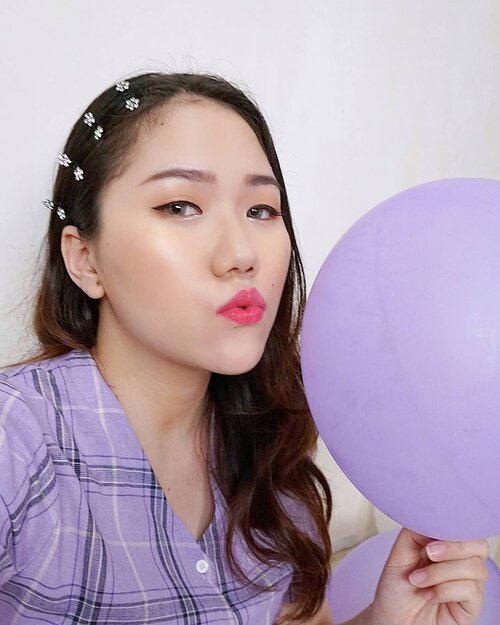 chu~ 💜 balloon selfie 😚urutan bentuk bibirnya kayak sambil ngomong : u - a - i - em 😂 iya gak sih♡ cushion @nakeupface♡ blush @milanicosmetics♡ highlighter @3ce_official♡ eyebrow @benefitindonesia♡ eyeshadow & glitter @blackrouge_id ♡ eyeliner @mizzucosmetics♡ lips @pixycosmetics ♡ lens @x2softlens