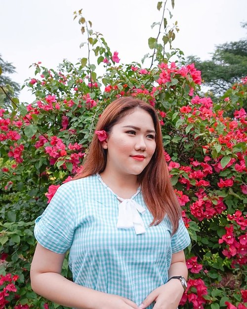 every flower blooms in its own time.#dewitraveldiary #flower #flowers #pink #nature #photography #photoshoot #photo #travel #travelling #travels #makeup #photooftheday #clozetteid