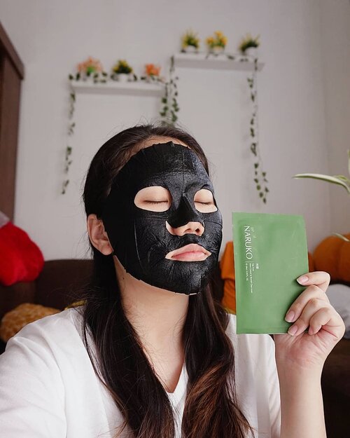 Masker terbaik buat acne prone skin pas cuaca lagi panas-panasnya 👉 @naruko.indonesia Tea Tree Shine Control & Blemish Clear Mask 💚 Cooling sensationnya ampun enak banget di kulit dan bikin pores looks smaller. Kemerahan dan jerawat meradang juga jadi lebih calm setelahnya. Biasanya aku kalau pakai masker yang ada dingin-dinginnya gini sering jadi merah kulitnya karena ada ingredients yang gak cocok but this one 👌 Aku kombinasiin juga sama Tea Tree Clear Lotionnya dan aku pakai daily sebelum moisturizer. Sekarang kulitku jarang redness dan no new acne hampir 1 minggu! Daebakkk~