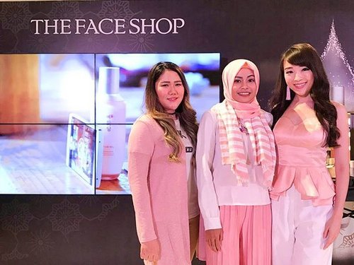 THEFACESHOP Yehwadam Launching Event 💕 Missing this two 👯👯👯 and Feeling super pink today 😳
@thefaceshopid
@clozetteid
.
#pinkuroom #dewibeautydiary #TheFaceShopID #YehwadamLaunching #ClozetteXTheFaceshopID #ClozetteID #beauty #beautyblogger #bblogger #potd #instago #instadaily #instagood
