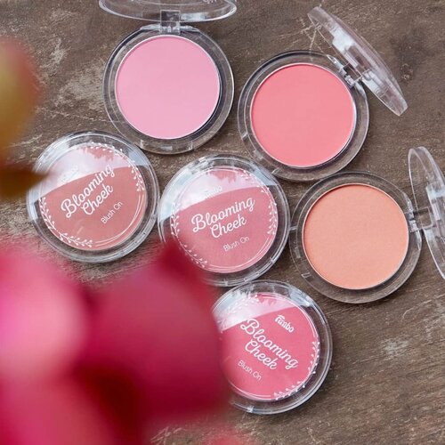 Affordable blush with 6 pretty colors! Blush on terbaru @fanbocosmetics ini warnanya cakep-cakep banget sih. Favorit aku yang shade 06 Warm Hug *next slide* 😊 Karena ada sedikit shimmernya jadi bikin look instant glow. Pipi beneran blooming like fresh flower~ Asal jangan like bakpao aja ya hehe. Shimmernya bener-bener subtle kok jadi gak lebay gitu ya 💖 Buat yang lagi nyari blush terjangkau dan pilihan warnanya banyak, cus cobain satu ini..#FanboCosmetics #FanboBloomingCheek #JakartaBeautyBlogger #JakartaBeautyBloggerFeatFanboCosmetics @JakartaBeautyBlogger