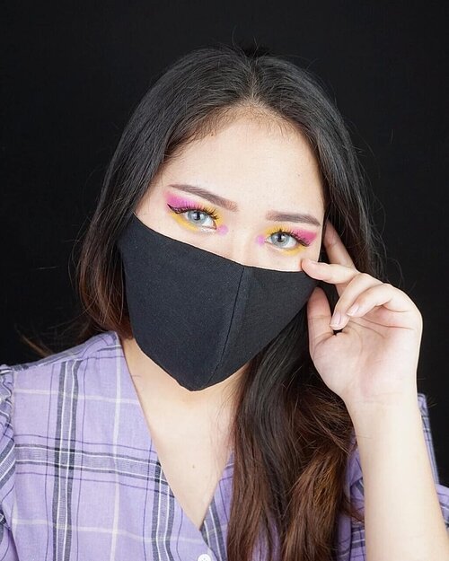 Add splash of colors to your new normal makeup 💜💛Bahagia aku mainan makeup warna warni biar tetap happy walaupun masa pandemi 😊Karena sekarang selalu pakai masker, kalau keluar rumah sebentar cuma eye makeup an aja gak sih? 😜Disini aku pakai @upmostbeaute Skinny browmatic shade latte, 2in1 Eyeliner & serum, dan Lash & brow serum. Suka banget sama ketiganya karena udah lengkap buat daily eye makeup sekalian lash treatment! The best part itu eyelinernya mengandung serum juga untuk menebalkan dan menguatkan bulu mata 🤩 Eyeliner and brow pencilnya smudge proof dan waterproof with small tip for precise line. Lash & brow serumnya juga bisa dipakai buat bikin bulu mata kelihatan lebih lentik pas gak pakai mascara. Semua produk mereka halal dan sudah BPOM ya~ Cus kepoin produk-produknya.Where to buy:@upmostbeaute website / shopee / tokopedia 👈#UpmostGals #FabulousandIrresistible #BeauteCare #LineLashLush #JakartaBeautyBlogger #JakartaBeautyBloggerFeatUpmostBeaute #JBBGirls @jakartabeautyblogger