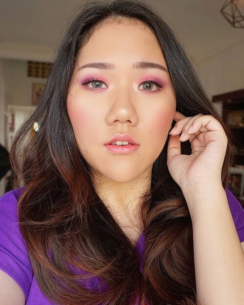 Morning selfie! 💜Kali ini bikin look tanpa glitter sama sekali haha. Tumbenan but I like it~ Dann ini last pics for my purple feed hehe. Sebenernya mulai feed ungu itu dadakan dan kontennya belum ada semua gitu. Bikin stress iya, tapi suka hasilnya juga iya~ Semoga bisa lanjut bikin color theme feed gini ya 😅Makeup details:♡ FACE ♡• @diormakeup backstage foundation 3N (sebenarnya kegelapan dikit tapi suka hasilnya di foto bagusss)• @3ce_official highlighter beige• @eminacosmetics cheeklit pressed blush cotton candy♡ EYES ♡• @guele.id slim eyebrow pencil• @beautyglazed gorgeous me tray pink & purple eyeshadow• @wardahbeauty eyexpert optimum black liner• @marshique_official lash & brow home spa mascara black• @ripieyelashes_official lashes♡ LIPS ♡• @yslbeauty rouge volupte shine lipstick pink babylone