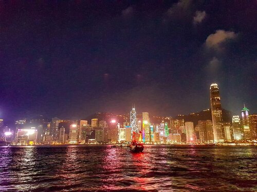 This is a symphony of lights di Victoria Harbour Hong Kong. Honestly ku lebih suka light and water show di Marina Bay Singapore karena lebih bikin doki doki *degdeg an* pas nontonnya 😆 /sama-sama gratis juga 😛/
Mungkin karena nontonnya dari kejauhan ya. Selama 15 menit show itu gue nonton sambil mikir mau cabut aja apa nungguin sampai abis, jangan-jangan nanti ada something di akhir show. Ternyata gak ada apa-apa lagi selain lampu kedip-kedip dari gedung wkwkwk cedih akutu 🤣
Tapi hebat banget gedung pencakar langit disana dipasangin lampu-lampu itu dan gedungnya banyak, berderet ga bisa masuk foto semuanya except panorama mode haha Warbiasahh 👏 Show ini ada setiap jam 8 malam!
.
#dewitraveldiary #DewiYangInHKMacau
#hongkong #victoriaharbour #travels #travelling #travel #night #lightshow #discoverhongkong #clozetteid