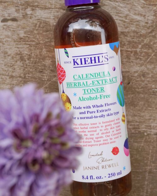 Toner for normal to oily skim with real flower petals inside! @kiehlsid calendula herbal extract toner ini alcohol-free dan bisa untuk kulit yang sensitif. Soothing, reduce redness, & made from natural ingredients. Wanginya so relaxing~.Kemasan ini hasil kolaborasi dengan ilustrator Janine Rewell untuk produk Kiehl's Holiday Edition. Berasa banget yah holiday vibesnya!.Review toner ini udah up di blog aku, cus mampir ya~ www.dewiyang.com 💜.@clozetteid #clozetteid #KiehlsID #KiehlsHoliday #clozetteidreview#clozetteidxkiehls