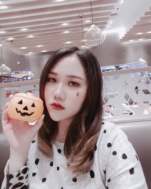 Halloween is near kyaaa~ 😆 Ke mall dimana-mana udah pada decor halloween. Udah lama juga nih aku gak bikin halloween makeup. Any ideas?.#halloween #snow #igers #clozetteid