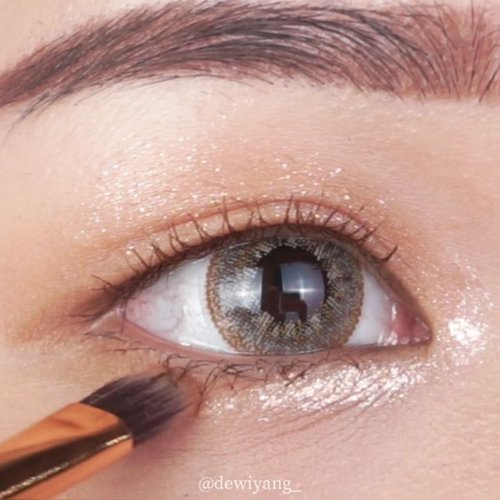 Kira kira ✨ Simple blinky eye makeup~
.
1) Beauty Glazed gorgeous me eyeshadow tray
2) Wardah eyeshadow palette - 02 rose glow
3) Peripera sugar twinkle - 5 beige harmony
4) INGA fiber tattoo mascara - brown
(buy it here : https://hicharis.net/dewiyang/M5t)
.
.
.
.
.
.
#eyes #eyemakeup #inspirasimakeup #zonamakeup #koreanaesthetic #makeupideas #naturalmakeup #koreanmakeup #motd #kbeauty #makeupkorea #koreanskincare #tutorialmakeupnatural #makeupindo #clozetteid #charis #cchannelbeautyid #makeupart #makeupartist #beautyvloggerindonesia #beautybloggerindonesia #tiktok #tiktokindonesia #inspirasicantikmu #skincareroutine #makeuptutorial #makeupvideos #tampilcantik #makeupindo #tutorialmakeup  #tutorialmakeupsimple