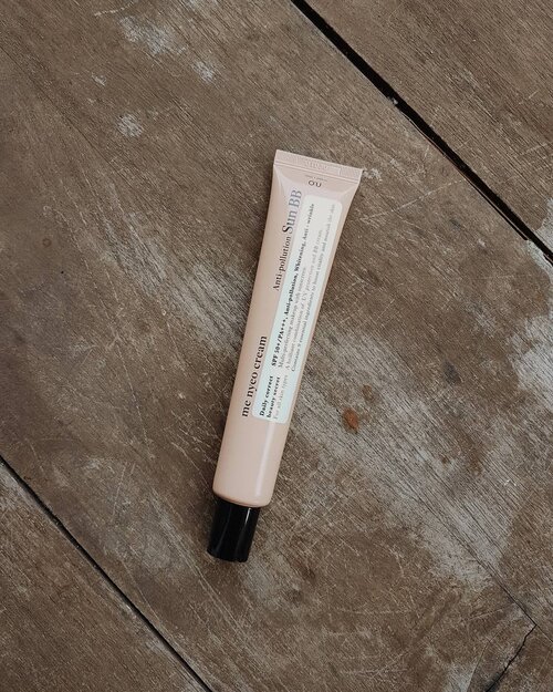 Let's protect our skin against pollution with Ou Anti-Pollution Sun BB Cream 🖤 Buat sehari-hari aku gak sering pakai base yang berat, BB Cream ini aja udah cukup untuk cover my skin dan ada SPF50+/PA+++ ☀️ Olesin di muka cukup pakai jari aja dan gampang di blend. Hasilnya di kulit gak greyish, gak berminyak, dan ada efek brighteningnya, super love!Jadi mau bikin video makeup aku kalo lagi males deh. Interested gak sih kalian? haha~.Kalian bisa beli BB Creamnya di charis shop aku & lagi DISKON 50% :https://hicharis.net/dewiyang/6nR.Banyak produk yang diskon 50% sampai 19 Aug'19, langsung aja swipe up dari instastory aku yah 🎉.#charis #charisceleb #OUSunBBCream #bbcream @charis_celeb @ou.official