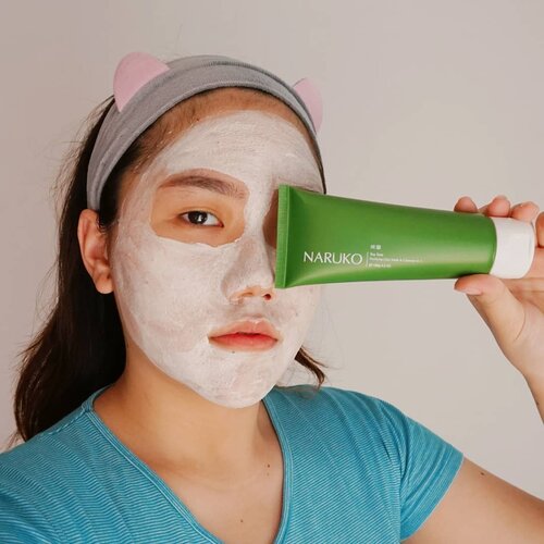 Udah lama gak clay mask-an 😆 This time aku pakai @naruko.indonesia tea tree purifying clay mask and cleanser in 1. Jadi produk ini tuh bisa jadi facial foam dan clay mask. Cocok untuk yang kulitnya berminyak dan berjerawat. Kalau jadi clay mask, pas dibilas bisa sambil dipijit karena ada butiran halus yang bisa ngangkat kulit mati. Pas apply ke kulit ada tingling sensationnya dan dingin, fresh banget! Ini aku pakai abis baru bangun tidur langsung melek deh 💚 Abis dibilas rasa dinginnya masih stay jadi next skin care step seger banget dan lebih cepet absorb ke kulit. Produk ini bisa kalian dapatkan exclusive di tokopedia @naruko.indonesia~.#narukoindonesia#naruko #teatree #clozetteid